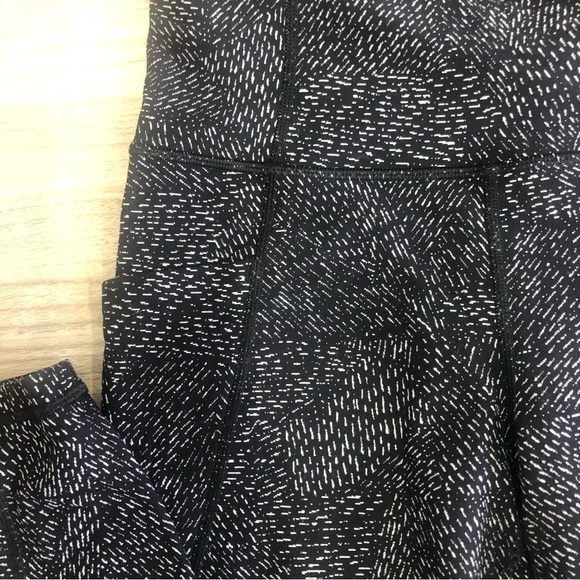 ❤️Athleta Animal Print Black White Salutation Stash Pocket Tight Leggings XS - Picture 4 of 5